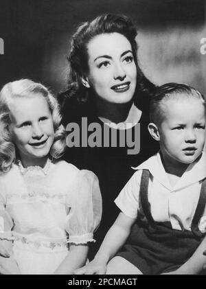 1945 Ca, USA : die amerikanische Filmschauspielerin JOAN CRAWFORD ( 1904 - 1977 ) mit den Adoptivsöhnen CHRISTINA ( geb. 11 . juni 1939 , Los Angeles , verabschiedet von Joan im Jahr 1940 ) und CHRISTOPHER ( verabschiedet von Joan im Jahr 1943 ) - CINEMA - Portrait - ritratto - DIVA - DIVINA - MAMMINA CARA - MOMMIE LIEBSTE - madre e figli adotvance - figlio adottivo - Figlia adottiva - Tochter - Mamma - Familie - Famiglia - lächeln - sorriso --- Archivio GBB Stockfoto