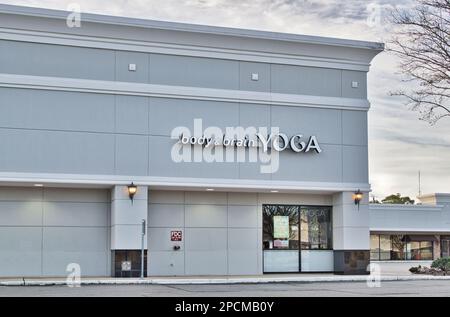 Houston, Texas, USA 02-17-2023: Außenfassade des Body and Brain Yoga Tai Chi Studios in Houston, TX. Business Chain Gesundheit und Wellness. Stockfoto