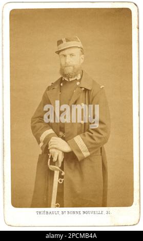 1871 Ca, Paris, FRANKREICH : der französische General GUSTAVE FLOURENS ( 1838 - 1871 ) , in Militäruniform von Garde National de Bellevue , zur Zeit der revolutionären KOMMUNE DE PARIS . Foto: Thiébault , Paris - ritratto - Portrait - GESCHICHTE - FOTO STORICHE - RIVOLUZIONE - REVOLUTION - COMUNE DI PARIGI - COMUNARDO - KOMMUNEN - GEMEINDE PARIS - POLITICA - POLITIKER - POLITISCH - POLITISCH - Bart - barba - Hut - cappello - spada - Schwert - Militäruniform - Uniforme - Divisa militare - Generale ---- Archivio GBB Stockfoto