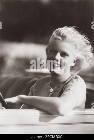 1933 Ca., Vereinigte Staaten : die platinblonde Schauspielerin JEAN HARLOW ( Harlean Jean Carpenter , Kansas City 1911 - Hollywood 1937 ) in einer Schambude Destills - AUTO - AUTOMOBIL - lächeln - sorriso - bionda - capelli biondi - Blondie - blonde Haare - Vento - Wind ---- Archivio GBB Stockfoto