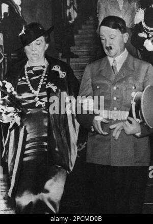 1938 , Rom , ITALIEN : der deutsche Führerdiktator ADOLF HITLER ( 1889 - 1945 ) im Quirinale-Palast mit der italienischen Königin ELENA DI SAVOIA ( geb. Helene von MONTENEGRO ) - Zweiter Weltkrieg - NAZI - NAZIST - SECONDA GUERRA MONDIALE - NAZISMO - NAZISTA - Dittatore - Baffi - Schnurrbart - POLITICA - POLITIKER - Rituto - Porträt - REGINA - Savoy - Reali - nobili - nobiltà italiana - italienischer Adel --- Archivio GBB Stockfoto