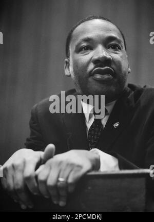 1964 , 26 märz, USA: Der amerikanische Reverend Martin Luther King ( 1929 - 1968 ) lehnt sich an ein Rednerpult . Foto: Marion S. Trikosko . Inventuri Uniti - USA - Rituto - Portrait - Cravatta - Krawatte - Halsband - colletto - Baffi - Schnurrbart - DIRITTI CIVILI - BÜRGERRECHTE ---- NICHT FÜR WERBEZWECKE ---- NICHT PER USO PUBBLICITARIO -- NICHT FÜR GADGETS --- Archivio GBB Stockfoto
