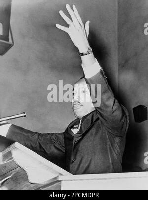 1962 , 26 märz, USA: Der amerikanische Reverend Martin Luther King ( 1929 - 1968 ) bei der Freiheitskundgebung, Washington Temple Church . World Telegram & Sun Foto von O. Fernandez - 37 Uniti - USA - ritratto - Portrait - Cravatta - Krawatte - Krawatte - Halsband - colletto - Baffi - Schnurrbart - DIRITTI CIVILI - BÜRGERRECHTE ------ NICHT FÜR WERBEZWECKE ----- NICHT PER USO PUBBLICITARIO -- - NICHT FÜR SPIELEREIEN... - ARCHIVIO GBB Stockfoto