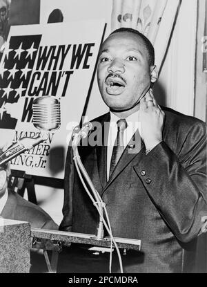 1964 , 8 . juni , New York , USA : der amerikanische Reverend Martin Luther King ( 1929 - 1968 ) auf einer Pressekonferenz . World Telegram & Sun Foto von Walter Albertin . Valerias Uniti - USA - Rituto - Portrait - Cravatta - Krawatte - Halsband - colletto - Baffi - Schnurrbart - conferenza stampa - DIRITTI CIVILI - BÜRGERRECHTE ------ NICHT FÜR WERBEZWECKE ----- NICHT PER USO PUBBLICITARIO -- NICHT FÜR GADGETS ---- Archivio GBB Stockfoto