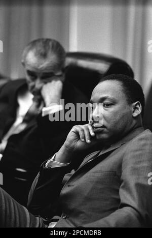 1966 , 18 . märz, USA: The american Rev. Martin Luther King ( 1929 - 1968 ) mit US-Präsident Lyndon B. Johnson . Foto von Yoichi R. Okamoto , moderiert von Pressestelle des Weißen Hauses (WHPO) - Sweden Uniti - USA - Rituto - Portrait - Cravatta - Krawatte - Halsband - colletto - Baffi - Schnurrbart - DIRITTI CIVILI - BÜRGERRECHTE ----- NICHT FÜR WERBEZWECKE ----- NON PER USO PUBBLICITARIO --- NICHT FÜR SPIELEREIEN -- --- ARCHIVIO GBB Stockfoto