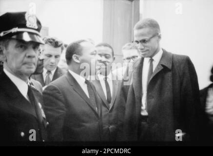1964 , 26 . märz, USA: The american Rev. Martin Luther King ( 1929 - 1968 ) und MALCOM X ( Malcolm Little 1925 - 1965 ) . Beide Männer waren gekommen, um die Senatsdebatte über das Bürgerrechtsgesetz von 1964 zu hören. Das war das einzige Mal, dass sich die beiden Männer jemals getroffen haben; ihr Treffen dauerte nur eine Minute. Foto von Marion S. Trikosko , Fotografin der USA News & World Report - Kundschaft Uniti - USA - Rituto - Portrait - Cravatta - Krawatte - Kragen - colletto - Linse - occhiali da vista - DIRITTI CIVILI - BÜRGERRECHTE ----- NICHT FÜR WERBEZWECKE ---- NICHT PER USO PUBBLICITARIO -- - NICHT FÜR SPIELEREIEN -- --- ARCHIVIO GBB Stockfoto