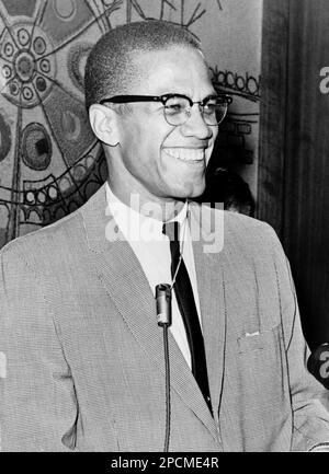 1964 , 12 . märz, USA: The american MALCOM X ( Malcolm Little 1925 - 1965 ) wartet auf den Beginn der Pressekonferenz . Foto von Ed Ford, World Telegram Staff Fotograf - Situations Uniti - USA - Rituto - Portrait - Cravatta - Krawatte - Krawatte - Kragen - colletto - Linse - Occhiali da vista - lächeln - sorriso - DIRITTI CIVILI - BÜRGERRECHTE ----- NICHT FÜR WERBEZWECKE ---- NON PER USO PUBBLICITARIO --- NICHT FÜR GADGETS --- ARCHIVIO GBB Stockfoto