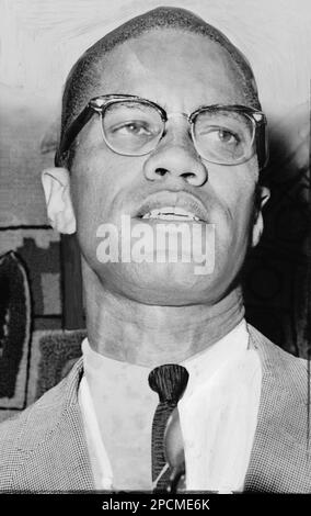 1964 , USA : american MALCOM X ( Malcolm Little 1925 - 1965 ) , begleitende Pressekonferenz . Foto von Ed Ford, World Telegram Staff Fotograf- 37 Uniti - USA - Rituto - Portrait - Cravatta - Krawatte - Krawatte - Halsband - colletto - Linse - Occhiali da vista - DIRITTI CIVILI -------- NICHT FÜR WERBEZWECKE ----- NICHT PER USO PUBBLICITARIO -- - NICHT FÜR SPIELEREIEN... - ARCHIVIO GBB Stockfoto