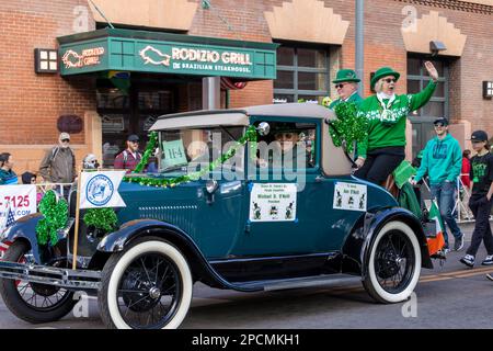 Denver, Colorado - 11. März 2023: St. Patrick's Day Parade in Denver, Colorado Stockfoto