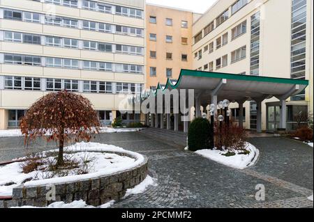 PRODUKTION - 17. Februar 2023, Bayern, Bischofsgrün: Eingangsbereich der Höhenklinik, Klinik der Deutschen Rentenversicherung Nordbayern. Die Deutsche Rentenversicherung (DRV) will zwei Rehabilitationskliniken in Oberfrankien in eine verwandeln: In Bayreuth sollen neue Gebäude errichtet werden, an deren Stelle die Höhenklinik in Bischofsgrün schließen wird. (Zu dpa: Zwei werden eins: Rentenversicherungspläne Klinikschließung) Foto: Daniel Vogl/dpa Stockfoto