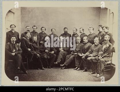 Herr. General W. T. Sherman und Staff, Washington, D.C., Mai 1865. General William T. Sherman und Stab. Titel von Punkt 963, die meisten Soldaten identifiziert: Von links nach rechts, Brigadekommandeur Oberst Robert F. Catterson; Oberst Edwin Stanton McCook; Generalmajor Quincy Adams Gillmore; Generalmajor William Farquhar Barry, Shermans Artilleriehauptmann; Generalmajor William T. Sherman; Generalmajor Alpheus Starkey Williams; Brigadegeneral James Harrison Wilson, Oberst Langdon Cheves Easton, Shermans Chief Quartermaster, Major General Napoleon J.T. Dana, stell dich von links nach rechts, Li Stockfoto