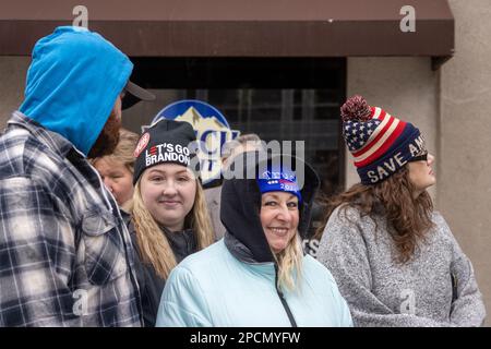 Davenport, Iowa, USA. 13. März 2023. Hunderte von Anhängern, von denen einige bis zu 12 Stunden in eiskalter Kälte warteten, schlangen sich auf Bürgersteigen, um den ehemaligen Präsidenten Donald Trump am 13. März 2023 im Adler Theater in Davenport, Iowa, USA, mit 2411 Sitzplätzen zu sehen. Trump nimmt 2024 an seiner dritten Hauptkampagne für die US-Präsidentschaft Teil. Kredit: Keith Turrill/Alamy Live News. Stockfoto