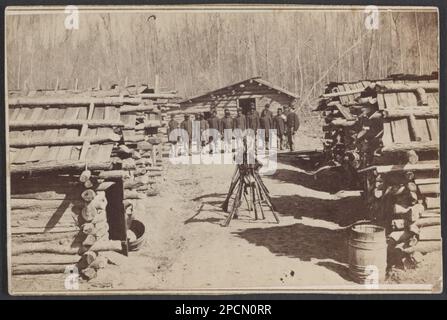 Art. Qts. 64 U.South Carolina, Palmyra Bend, Miss... Das Foto zeigt afroamerikanische Soldaten des 64. Bunten Infanterie-Regiments, die in Formation im Camp stehen, mit Blockhütten in Palmyra Bend, Warren County, Mississippi; gestapelte Gewehre im Vordergrund, Titel von Artikel, Kauf; Greg French; 2012; (DLC/PP-2012:099). Vereinigte Staaten, Armee, Farbeninfanterie-Regiment, 64. (1864-1866), Mississippi, Warren County, Afroamerikaner, Militärdienst, Mississippi, Warren County, 1860-1870, Soldaten, Union, Mississippi, Warren County, 1860-1870, Militärlager, Union, Mississippi, Warren Cou Stockfoto