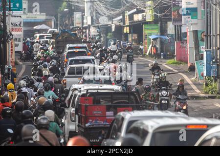 Canggu, Bali, Indonesien - 7. März 2023: Straßenverkehr in Bali, Indonesien. Stockfoto