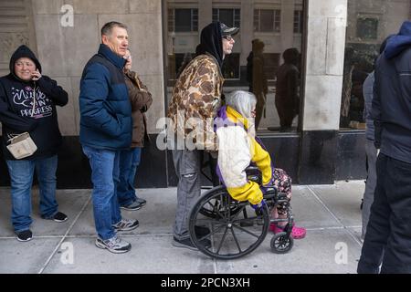 Davenport, Iowa, USA. 13. März 2023. Hunderte von Anhängern, von denen einige bis zu 12 Stunden in eiskalter Kälte warteten, schlangen sich auf Bürgersteigen, um den ehemaligen Präsidenten Donald Trump am 13. März 2023 im Adler Theater in Davenport, Iowa, USA, mit 2411 Sitzplätzen zu sehen. Trump nimmt 2024 an seiner dritten Hauptkampagne für die US-Präsidentschaft Teil. Kredit: Keith Turrill/Alamy Live News. Stockfoto