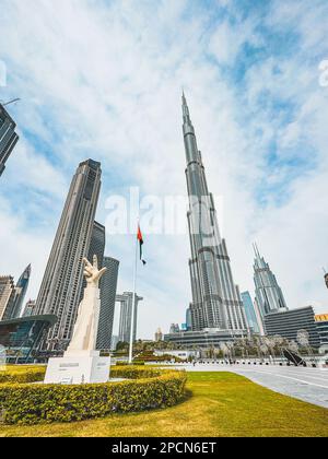 Blick auf den von Wolkenkratzern umgebenen Burj Park in der Innenstadt von Dubai, Vereinigte Arabische Emirate Stockfoto