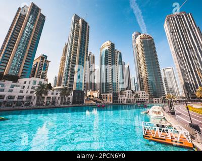 Blick auf den von Wolkenkratzern umgebenen Burj Park in der Innenstadt von Dubai, Vereinigte Arabische Emirate Stockfoto