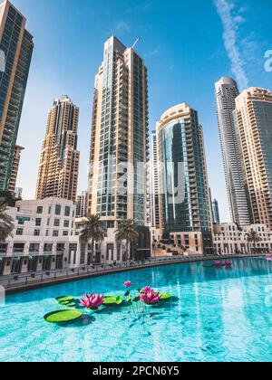 Blick auf den von Wolkenkratzern umgebenen Burj Park in der Innenstadt von Dubai, Vereinigte Arabische Emirate Stockfoto