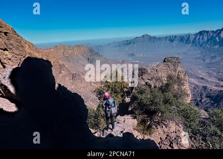 Abstieg der Hadash-Wakan-Route in den westlichen Hajar-Bergen, Wakan, Oman Stockfoto