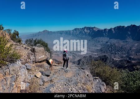 Abstieg der Hadash-Wakan-Route in den westlichen Hajar-Bergen, Wakan, Oman Stockfoto