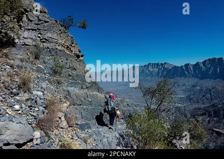 Abstieg der Hadash-Wakan-Route in den westlichen Hajar-Bergen, Wakan, Oman Stockfoto