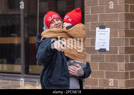 Davenport, Iowa, USA. 13. März 2023. Hunderte von Anhängern, von denen einige bis zu 12 Stunden in eiskalter Kälte warteten, schlangen sich auf Bürgersteigen, um den ehemaligen Präsidenten Donald Trump am 13. März 2023 im Adler Theater in Davenport, Iowa, USA, mit 2411 Sitzplätzen zu sehen. Trump nimmt 2024 an seiner dritten Hauptkampagne für die US-Präsidentschaft Teil. Kredit: Keith Turrill/Alamy Live News. Stockfoto