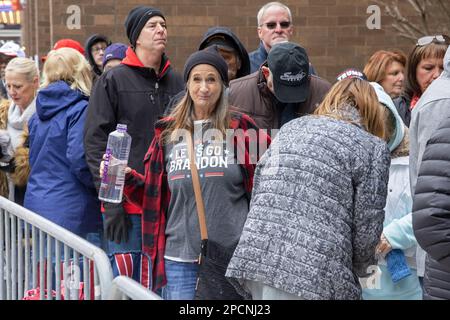 Davenport, Iowa, USA. 13. März 2023. Hunderte von Anhängern, von denen einige bis zu 12 Stunden in eiskalter Kälte warteten, schlangen sich auf Bürgersteigen, um den ehemaligen Präsidenten Donald Trump am 13. März 2023 im Adler Theater in Davenport, Iowa, USA, mit 2411 Sitzplätzen zu sehen. Trump nimmt 2024 an seiner dritten Hauptkampagne für die US-Präsidentschaft Teil. Kredit: Keith Turrill/Alamy Live News. Stockfoto