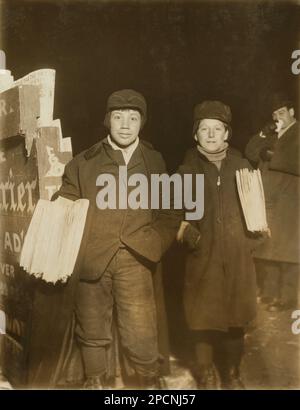 1910 , februar, Buffalo , New York State , USA : der italienische Donato Dandrea (rechts) im Alter von 14 Jahren, der um 10 UHR verkauft wird (Links) John Rieiglian, 15 Jahre alt, 21 Evans St. - NEWSBOYS , Fotos von LEWIS HINE ( 1874 - 1940 ) - - BAMBINI -- LAVORATORI - BAMBINO - KINDERARBEITER - FABRIK - KINDHEIT - KINDHEIT - KIDNIEN - LAVORO MINORILE - LAVORO - ARBEIT - LAVORATORE - ARBEITNEHMER - OPERAIO - CLASSE OPERAIA LAVORATRICE - ARBEITERKLASSE - OPERAI - LAVORATORI - LAVORO - UNITI D' AMERICA - FOTO STORICHE - GESCHICHTE - PORTRÄT - Rituto - TEMPI MODERNI - MODERNE ZEITEN - Hut - cappello - TURNO DI LAVORO - GIO Stockfoto