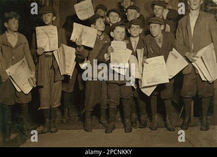 1912 . , 7 . april , Washington (D.C.), District of Columbia. , USA : nach Mitternacht am 17. April 1912, und es werden immer noch Extras verkauft. Es gab viele dieser jungen Nachrichten-Jungs, die heute Abend sehr spät verkauften. Der jüngste Junge in der Gruppe ist Israel Spril (9 Jahre Alt), 314 I St., N.W., Washington D.C. Harry Shapiro (11 Jahre Alt), 95 L St., N.W., Washington, D.C. Eugene Butler, 310 (hinten) 13. St., N.W. Der Rest war etwas älter., 12. St. nahe G [oder C?] SONNTAGS - NEWSBOYS , FOTOS VON LEWIS HINE ( 1874 - 1940 ) - - NEWSBOYS - BAMBINI -- LAVORATORI - BAMBINO - KINDERARBEITER - FABRIK - CHILDH Stockfoto