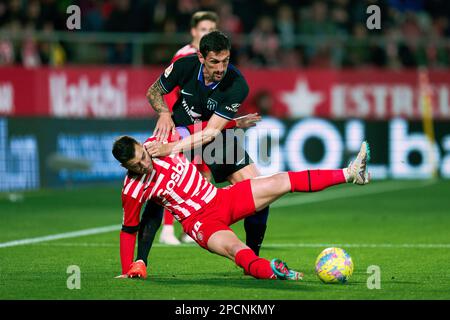 Madrid, Spanien. 13. März 2023. Stefan Savic (Rücken) von Atletico de Madrid spielt mit Gironas Borja Garcia während eines Spiels von La Liga Santander zwischen dem FC Girona und Atletico de Madrid am 13. März 2023 im Montilivi-Stadion in Girona, Spanien. Kredit: Joan Gosa/Xinhua/Alamy Live News Stockfoto