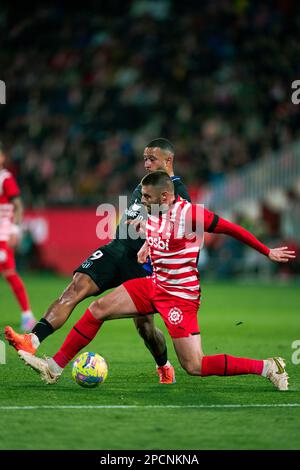 Madrid, Spanien. 13. März 2023. Atletico de Madrid's Memphis Depay (Back) spielt mit Gironas David Lopez während eines Spiels von La Liga Santander zwischen dem FC Girona und Atletico de Madrid im Montilivi-Stadion, Girona, Spanien, am 13. März 2023. Kredit: Joan Gosa/Xinhua/Alamy Live News Stockfoto