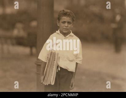 1924 , 1 august , Newark, New Jersey, USA : Patsy, Ein achtjähriger Zeitungsjunge - NEWSBOYS von LEWIS HINE ( 1874 - 1940 ) - BAMBINI -- LAVORATORI - BAMBINO - KINDERARBEITER - FABRIK - KINDHEIT - KINDHEIT - KIDNIEN - LAVORO MINORILE - LAVORO - ARBEIT - LAVORATORE - ARBEITNEHMER - OPERAIO - CLASSE OPERAIA LAVORATRICE - ARBEITERKLASSE - OPERAI - LAVORATORI - LAVORO - UNITI D' AMERICA - FOTO STORICHE - GESCHICHTE - PORTRÄT - RITRATTO - TEMPI MODERNI - MODERN TIMES - HAT - CAPPELLO - TURNO DI LAVORO - GIORNALAIO - GIORNALAI - STRILLONI - VENDITORI DI GIORNALI QUOTIDINI AMBULANTI - AMBULANTE - PIEDI NUDI - Stockfoto