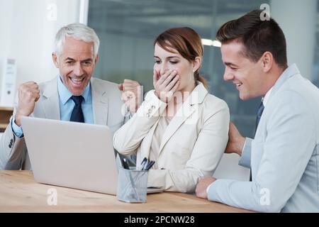 Eine Gruppe von Kollegen, die sich im Sitzungssaal treffen. Stockfoto