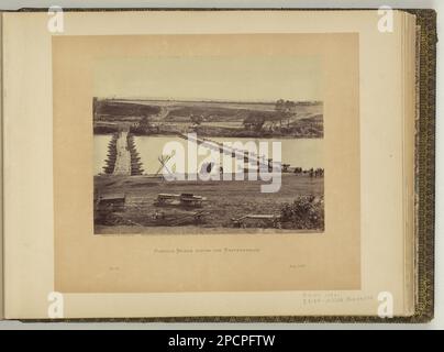 Pontonbrücke über den Rappahannock / negativ von T.H. O'Sullivan; positiv von A. Gardner.. Illus. In: Gardners fotografisches Skizzenbuch des Krieges / Alexander Gardner. Washington, D.C. : Philp & Solomons, [c1866], v. 1, no 32, Copyright von A. Gardner, obwohl das Foto vom Mai 1863 stammt, wurde es tatsächlich im Juni 1863 aufgenommen. Korrektur von John Kelley, Titel von Posten. Vereinigte Staaten, Armee des Potomac, 1860-1870, Pontoon-Brücken, Virginia, Fredericksburg, 1860-1870, Fredericksburg, Battle of, Fredericksburg, VA, 1862 , Rappahannock River (Va), 1860-1870, Vereinigte Staaten, Hist Stockfoto