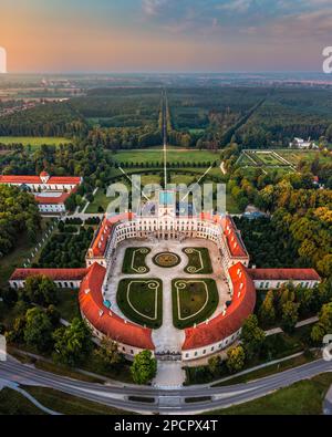 Fertod, Ungarn - Luftpanorama auf das schöne Schloss Esterhazy (Esterhazy-kastely) und den Garten in Fertod, in der Nähe von Sopron an einem sonnigen Sommermorgen Stockfoto