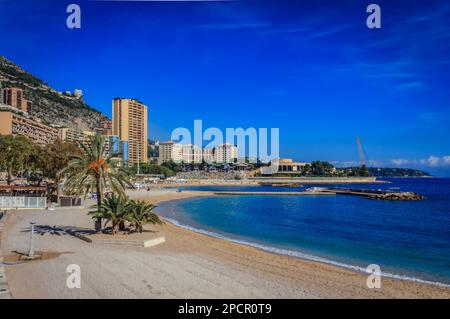 Blick auf die Mittelmeerküste und luxuriöse Wohnhäuser am Larvotto Beach im Fürstentum Monte Carlo von Monaco Stockfoto