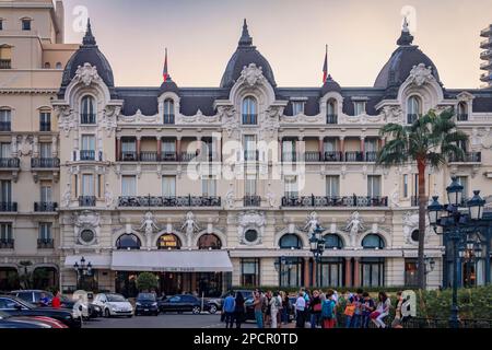 Monte Carlo, Monaco - 16. Oktober 2013: Hotel de Paris, berühmtes Jugendstilhotel am Place du Casino in der Nähe des Grand Casino Stockfoto