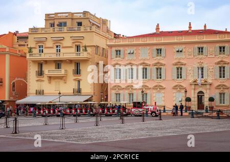 Monaco Ville, Monaco - 13. Oktober 2013: Blick auf die prunkvollen Häuser am Palastplatz und den rot-weißen Touristenzug ohne Gleise von Monaco Stockfoto