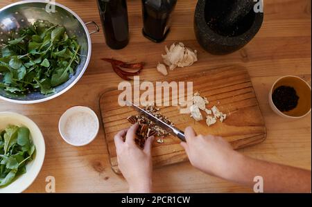 Eine gesunde Auswahl an Zutaten für Salat. Eine Frau, die in einer Küche Essen zubereitet. Stockfoto
