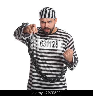 Wütender Gefangener in Spezialuniform mit angeketteten Händen auf weißem Hintergrund Stockfoto