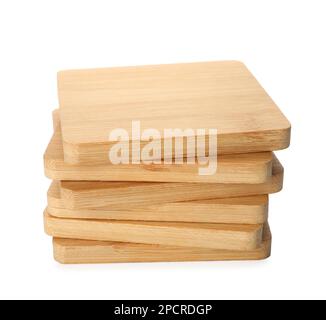 Stilvolle Untersetzer aus Holzbechern auf weißem Hintergrund Stockfoto