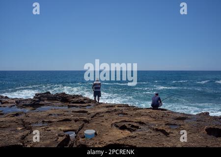 Fischer fischen im Mittelmeer. Stockfoto