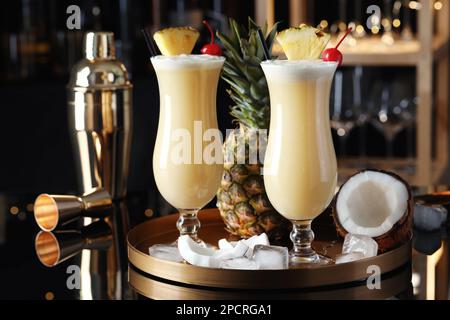 Leckere Pina Colada Cocktails und Zutaten auf der Theke der Bar Stockfoto