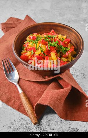 Rustikaler Gemüseragout auf einem Teller, fertig zum Essen Stockfoto
