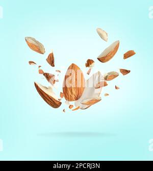 Stücke leckerer Mandeln auf hellblauem Hintergrund Stockfoto