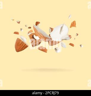 Leckere Mandelstücke auf beigefarbenem Hintergrund Stockfoto