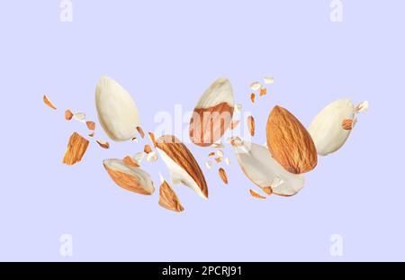 Leckere Mandelstücke auf hellgrauem Hintergrund Stockfoto