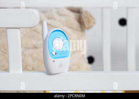 Babyfon auf Kinderbett im Kinderzimmer, Nahaufnahme Stockfoto