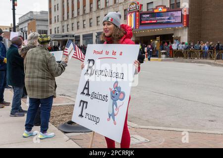 Davenport, Iowa, USA. 13. März 2023. Die Anti-Trump-Demonstranten richteten am 13. März 2023 im Adler Theater in Davenport, Iowa, USA, gegenüber dem ehemaligen Präsidenten Donald Trump eine Rallye ein. Eine Frau hielt einen Rupublikaner gegen ein Trump-Streikschild. Trump nimmt 2024 an seiner dritten Hauptkampagne für die US-Präsidentschaft Teil. Kredit: Keith Turrill/Alamy Live News Stockfoto
