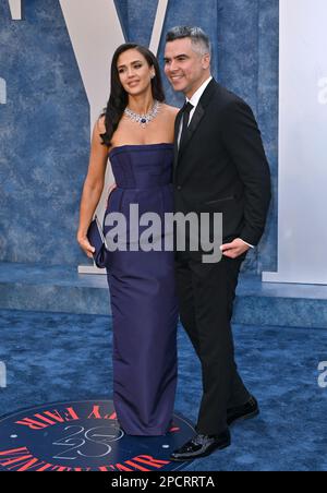 Beverly Hills, USA. 12. März 2023. Jessica Alba und Cash Warren auf der 2023 Vanity Fair Oscar Party im Wallis Annenberg Center. Bildnachweis: Paul Smith/Alamy Live News Stockfoto